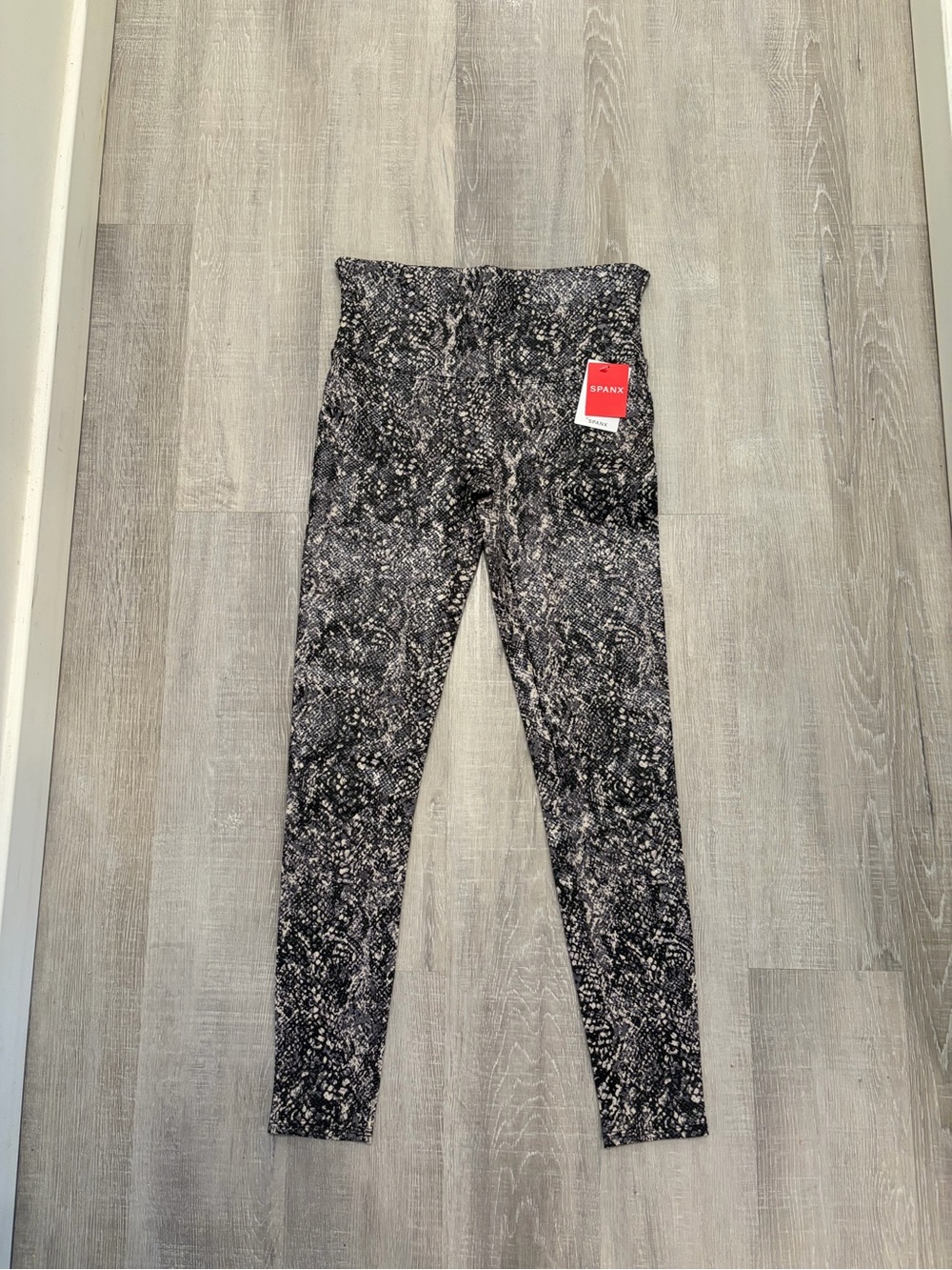 NWT SPANX Black & Gray Snakeskin-Print Leggings size Large Athletic Animal